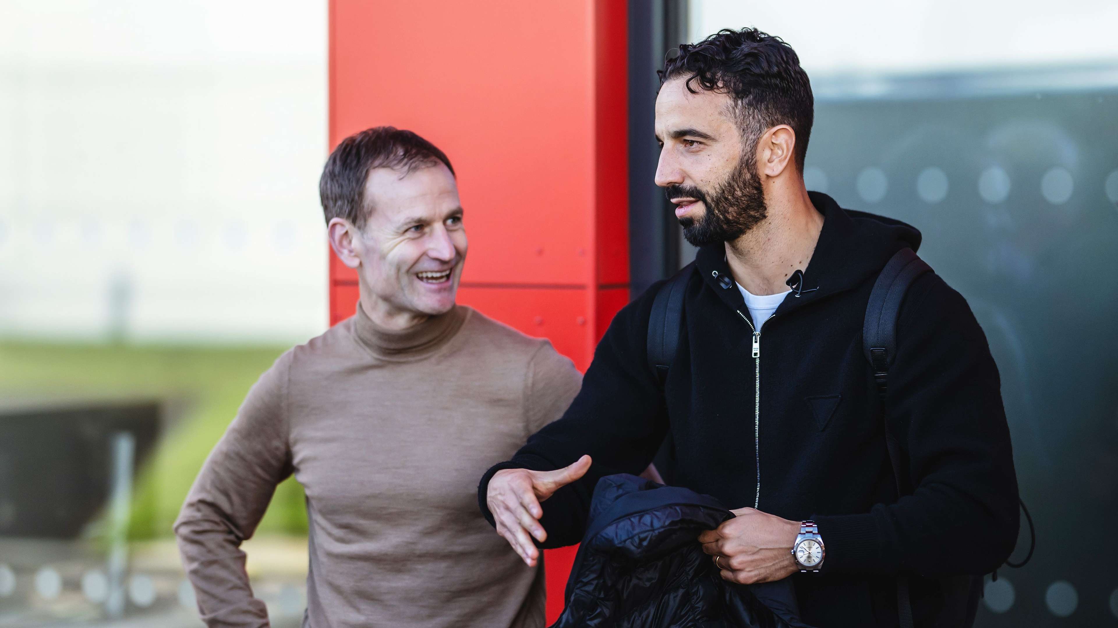 现出强烈的 现出强烈的